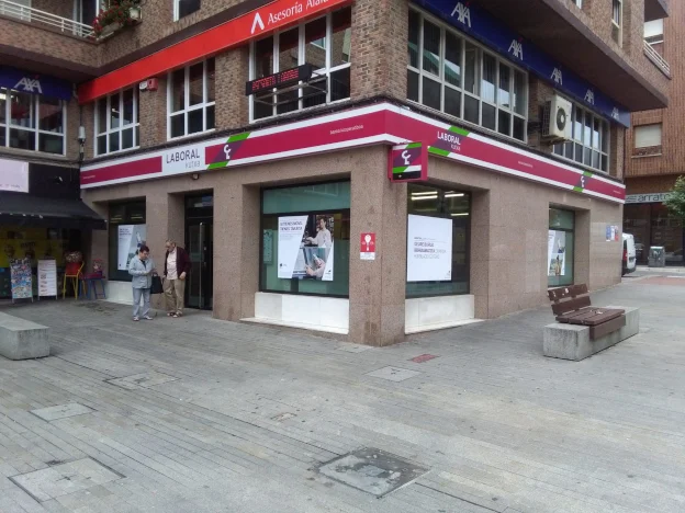 Instalación de vinilos en banca Caja Laboral - Laboral Kutxa